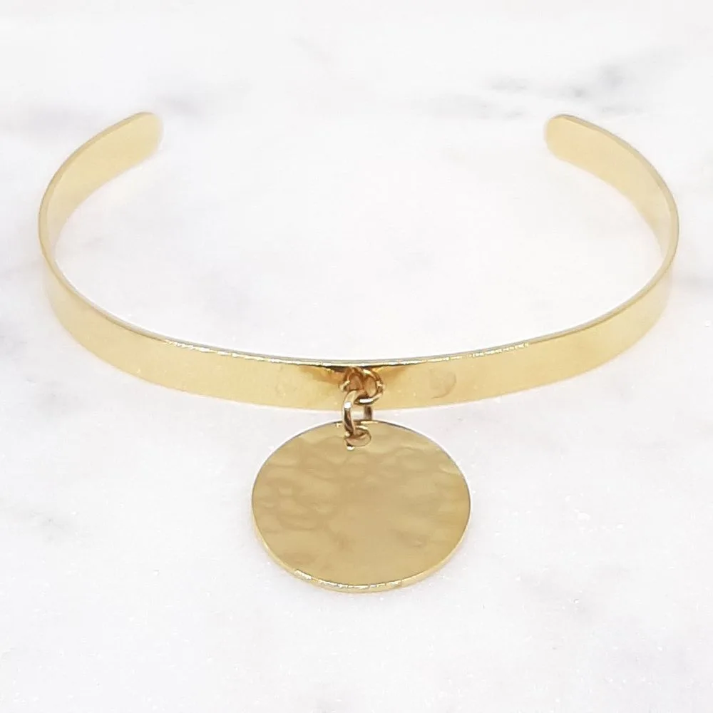 Bracelet jonc doré avec breloque martelée