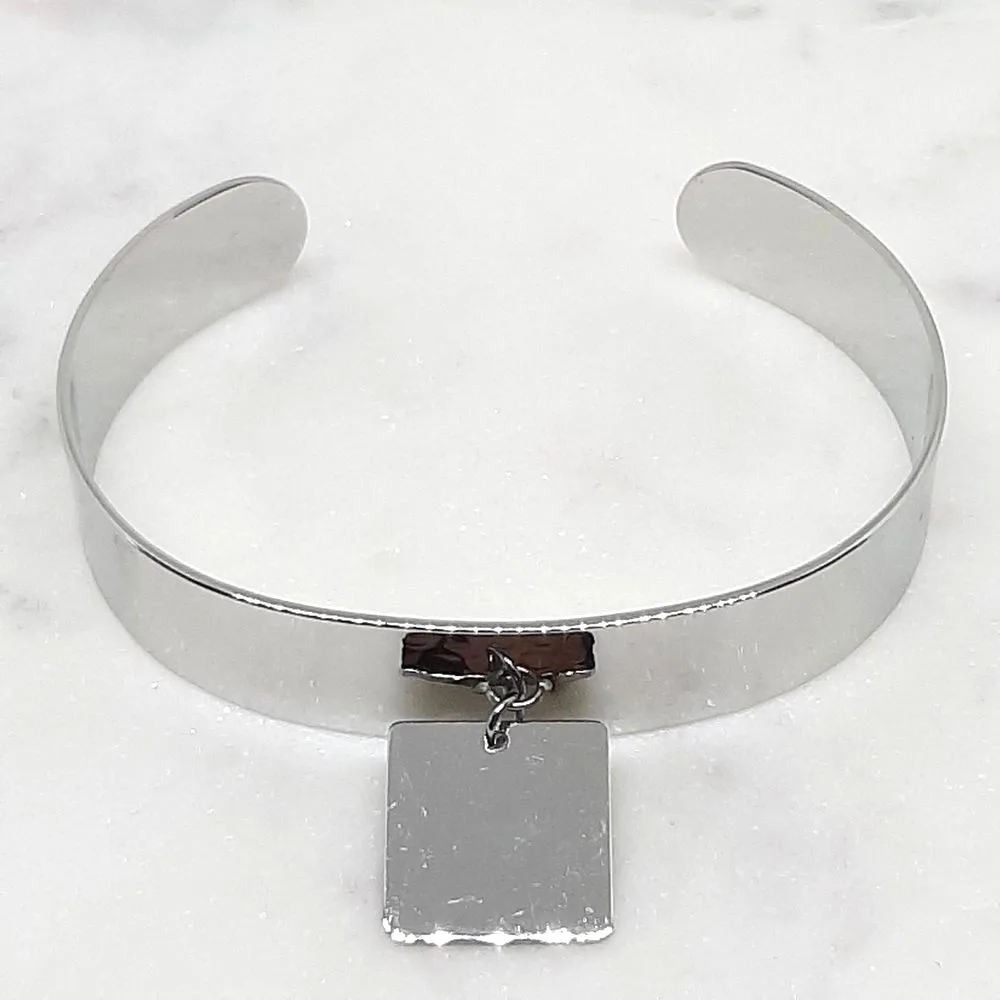 Bracelet jonc martelé argenté avec breloque carrée