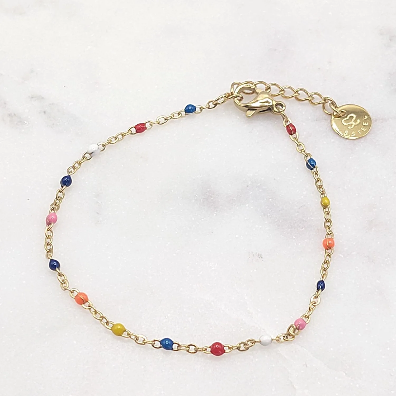 Bracelet fin doré avec perles multicolores