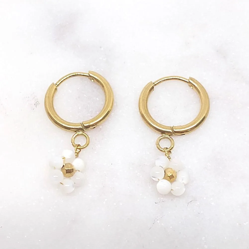 Boucles d'oreilles fleur nacre blanche