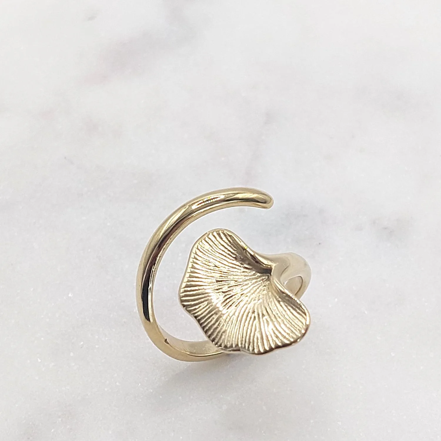 Bague feuille de ginkgo en acier inoxydable doré