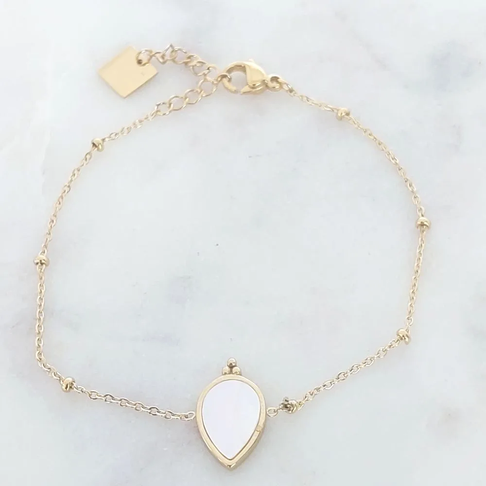 Bracelet fin doré avec pendentif goutte