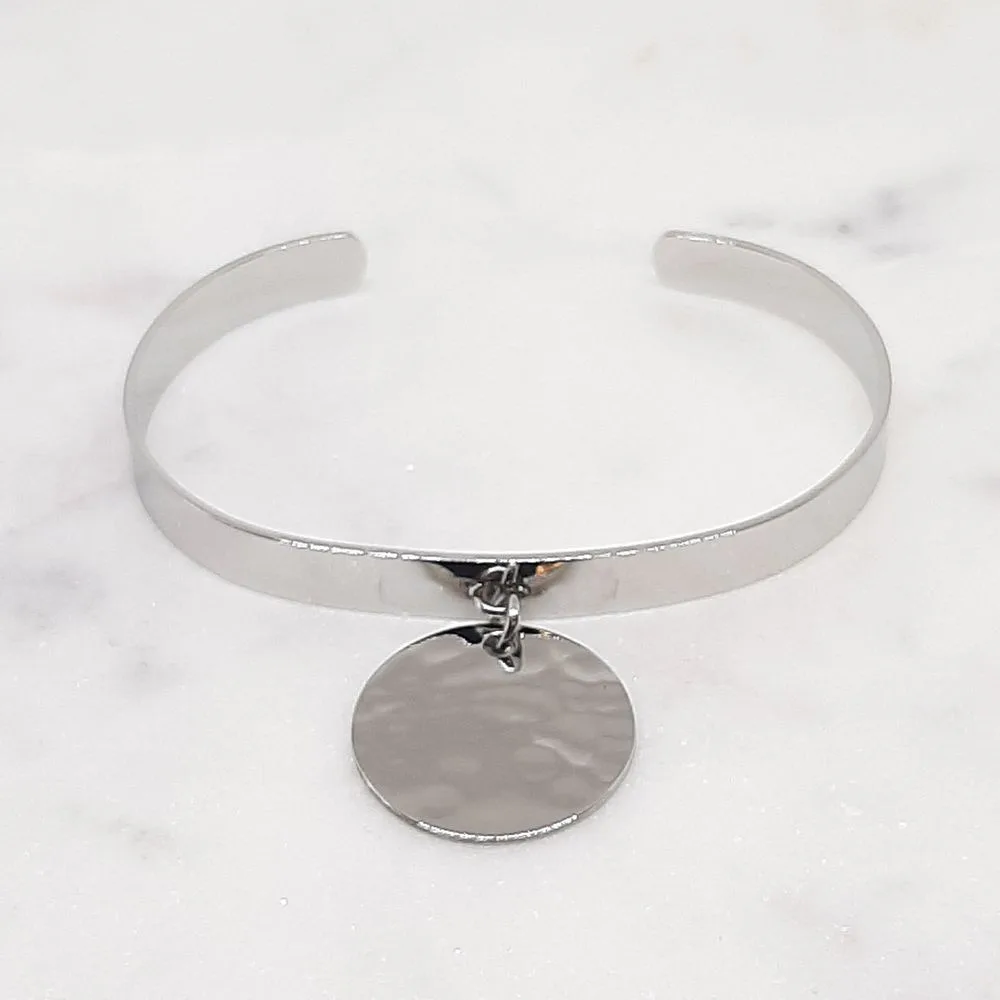 Bracelet jonc argenté avec breloque martelée