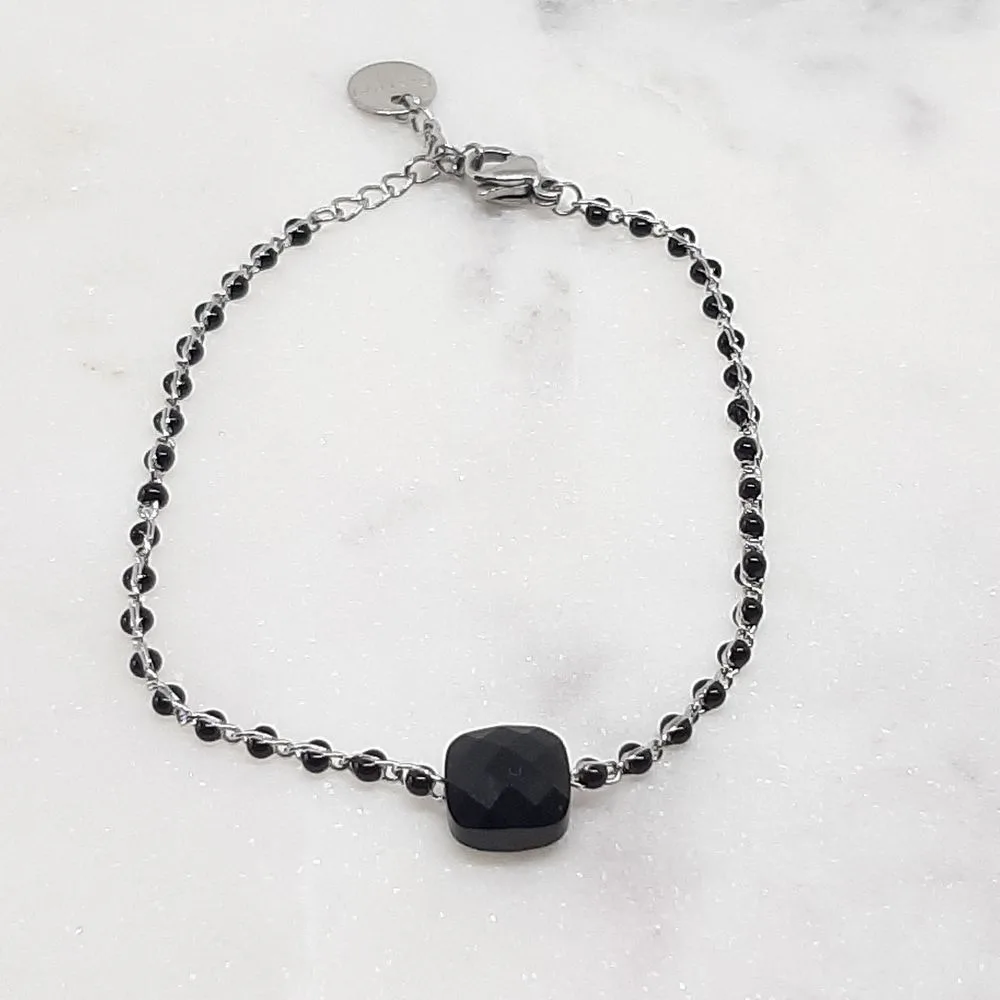 Bracelet fin argenté avec perles noires