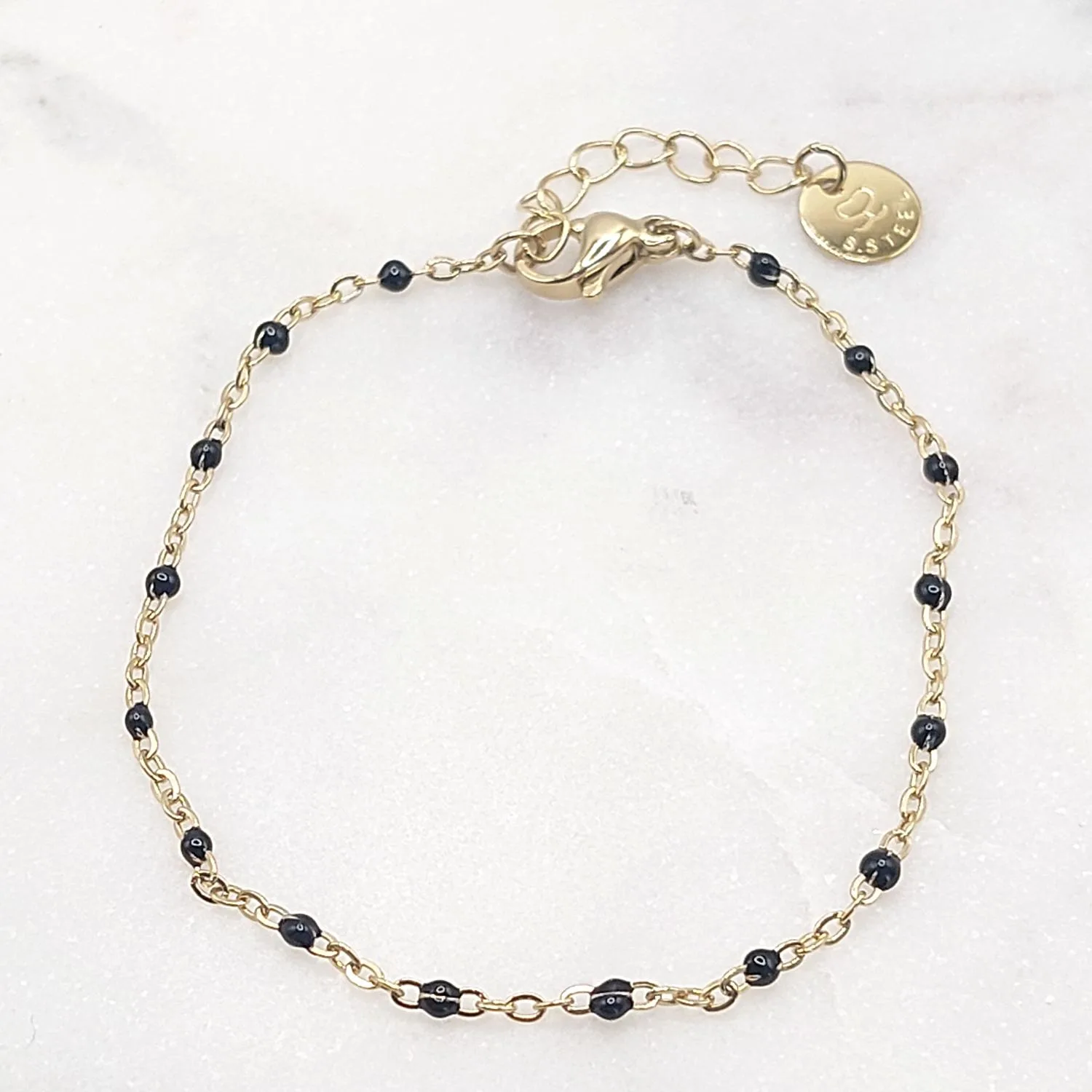 Bracelet fin doré avec perles noires