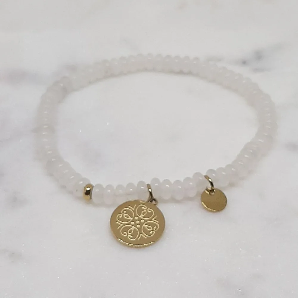 Bracelet élastique en howlite blanc avec médaillon floral