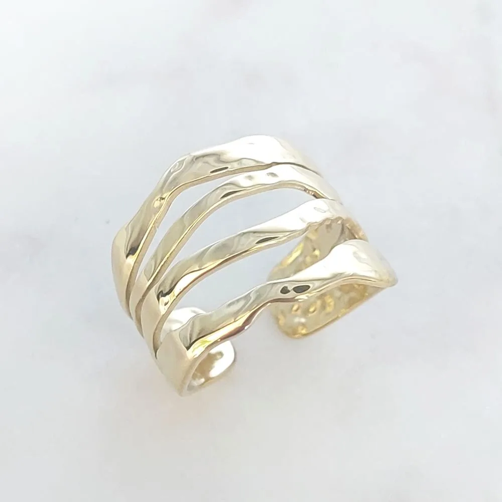 Bague Perla en acier inoxydable doré – Lignes ondulées