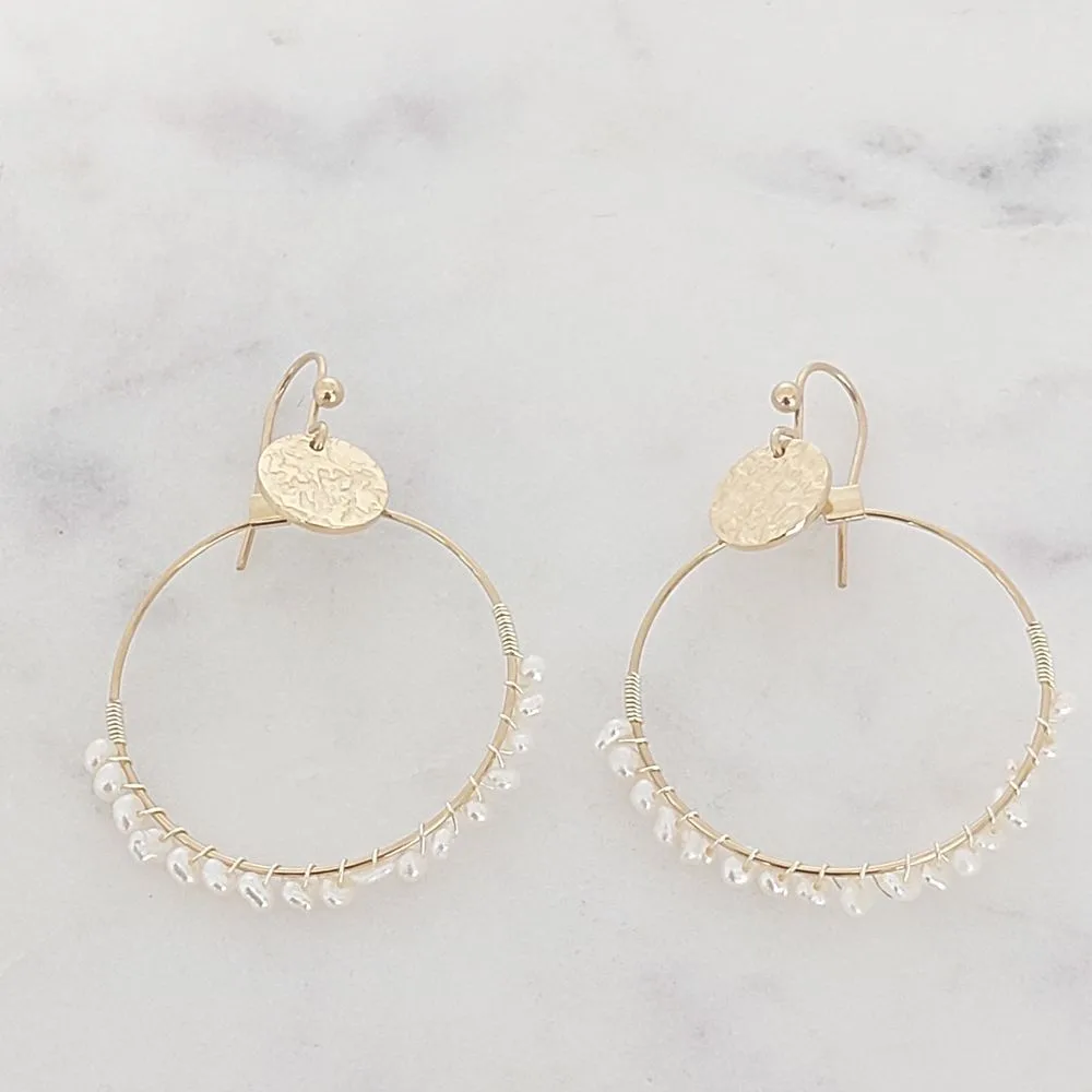 Boucles d'oreilles anneaux perles nacrées Ikita