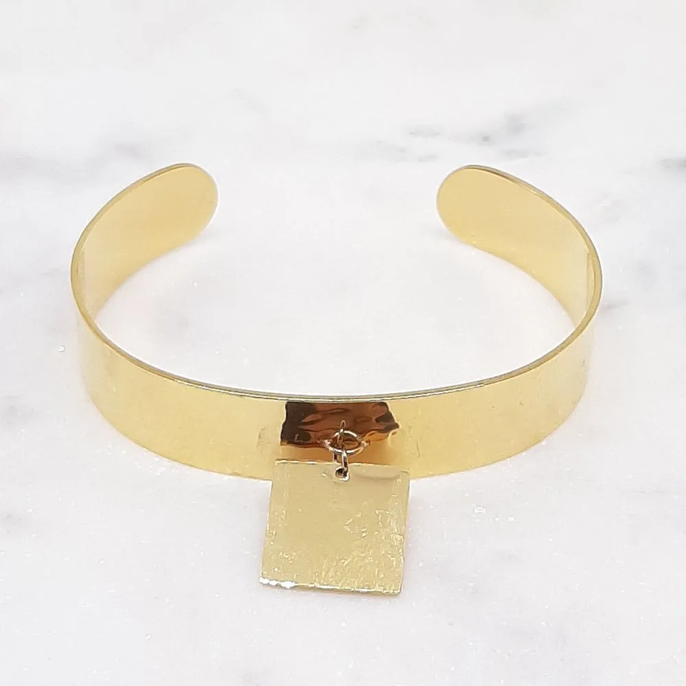 Bracelet jonc martelé doré avec breloque carrée