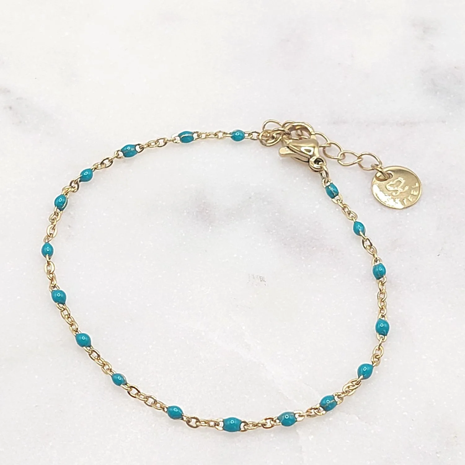 Bracelet fin doré avec perles turquoise