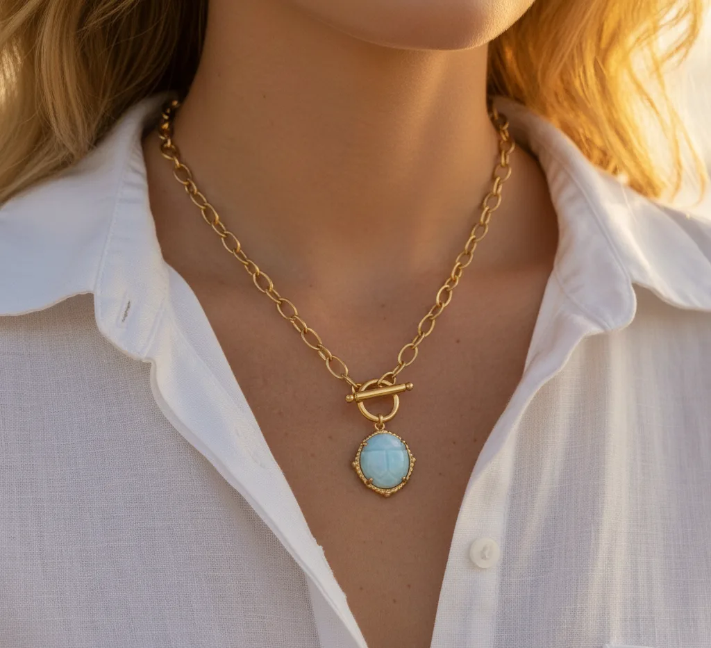 Collier pendentif scarabée pierre bleue pâle (doré)