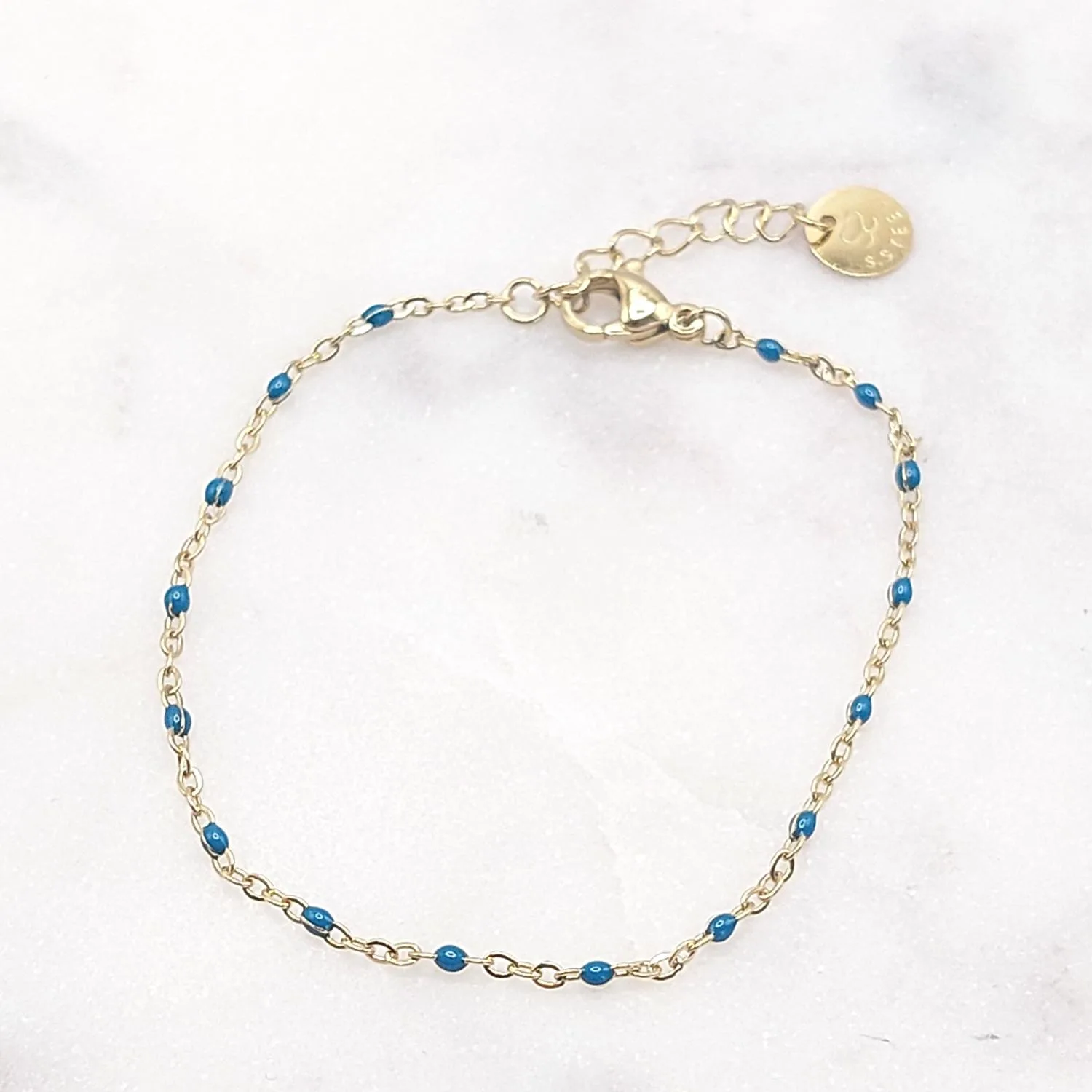 Bracelet fin doré avec perles bleu turquoise
