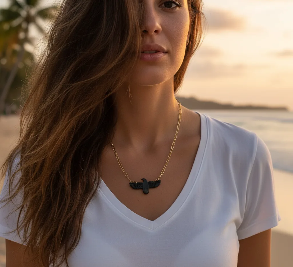 Collier doré avec pendentif "aigle noir"