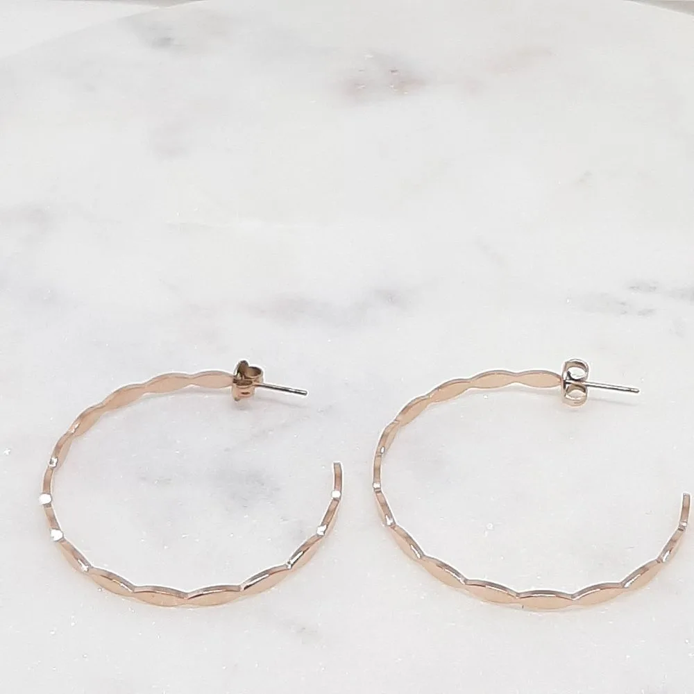 Boucles d'oreilles créoles dentelées dorées rose
